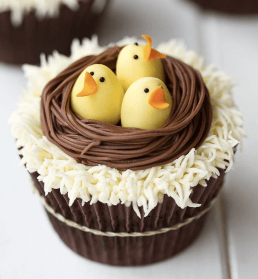 cupcakes facon nid de paques au chocolat, décorés avec des petits oiseaux jaunes 