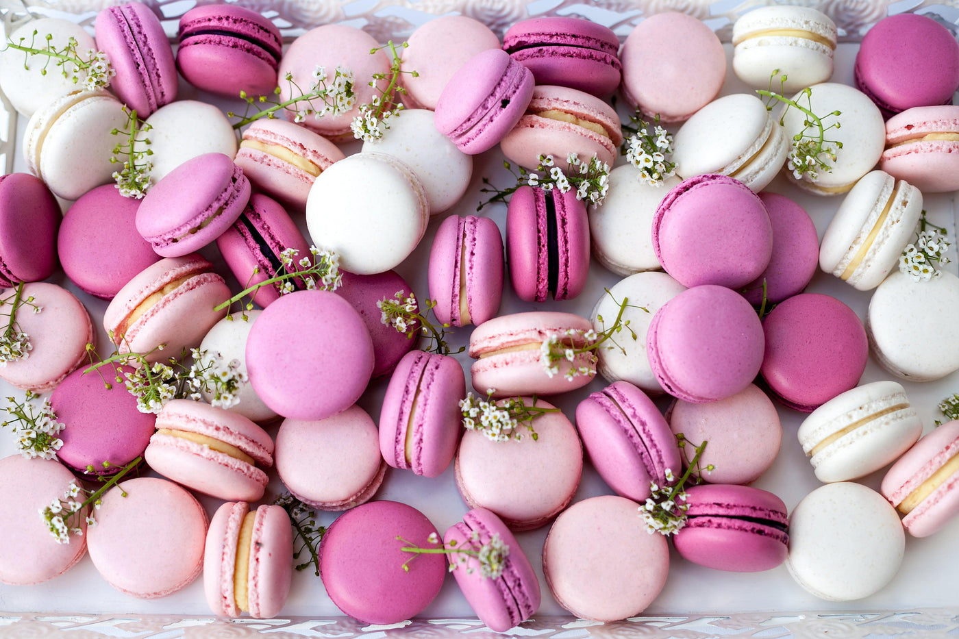 Assortiment de macarons colorés et délicieux, avec différentes garnitures et saveurs