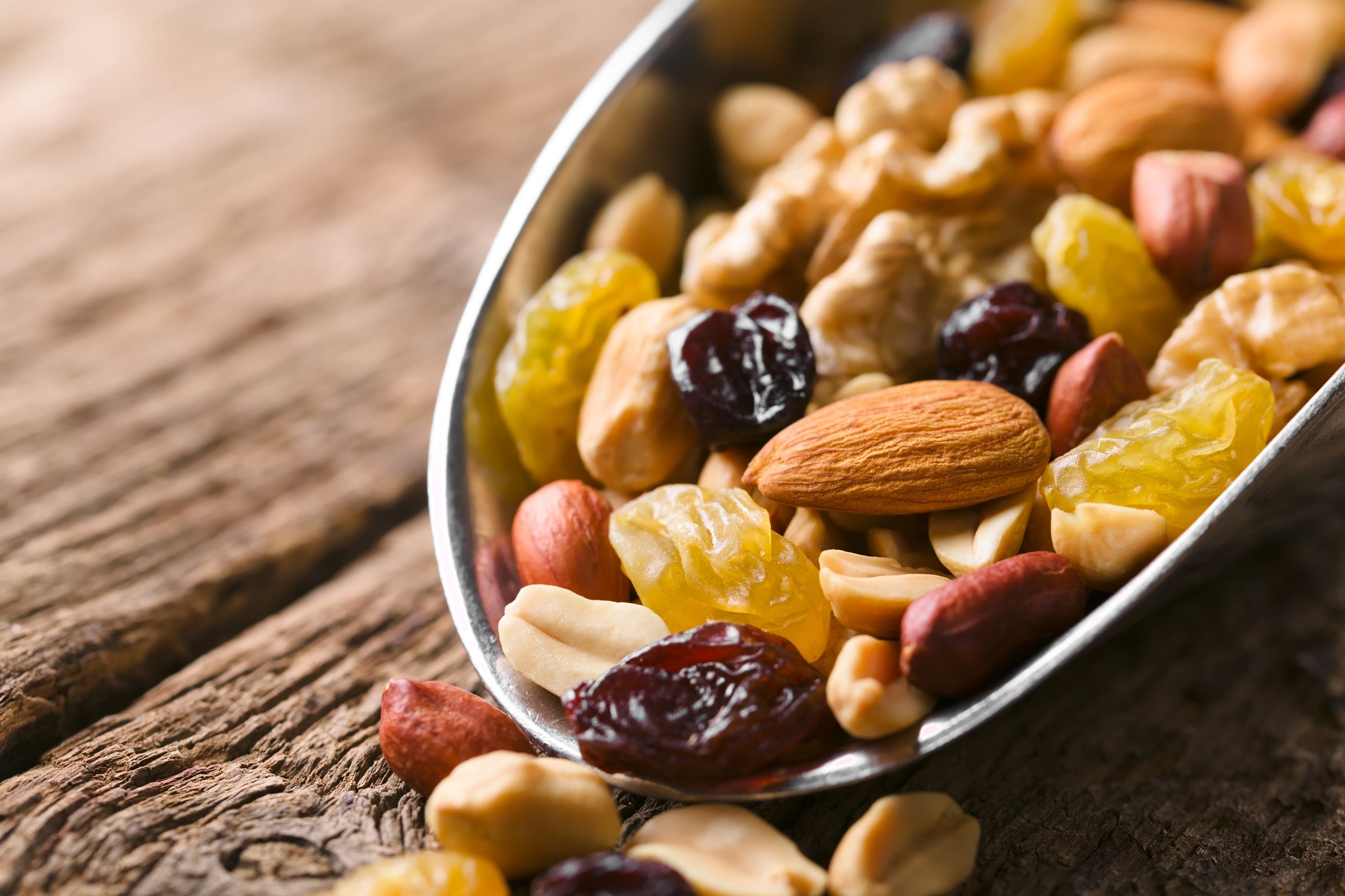 Assortiment de fruits secs comprenant amandes, noix, noisettes et abricots séchés, parfaits pour ajouter du croquant et de la saveur aux recettes.