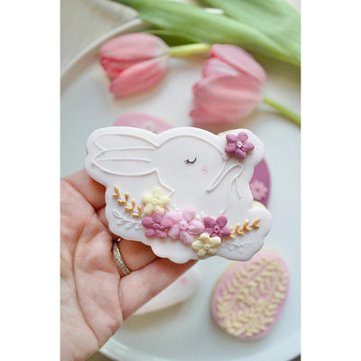Tampon 3D Lapin tenant une fleur et emporte-pièce assorti de la collection Oh My Cookie, pour décorer vos biscuits de Pâques avec un design mignon et original.