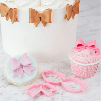 Set de 2 emporte-pièces "Bow Cutter" en plastique pour créer des nœuds papillons en pâte à sucre, idéal pour décorer vos biscuits et cupcakes avec élégance et originalité lors de mariages, anniversaires ou autres événements festifs.